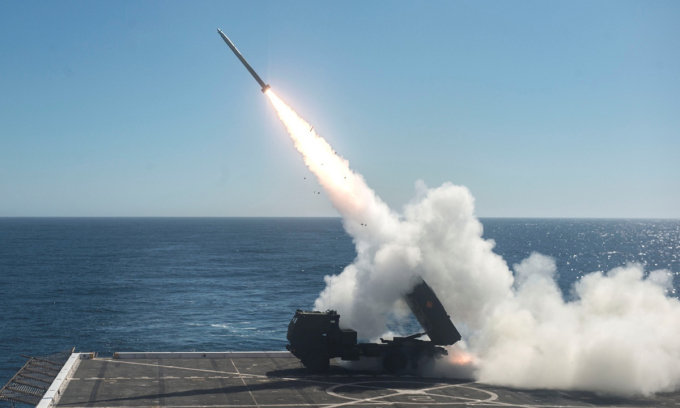 Pháo phản lực HIMARS Mỹ khai hỏa trên boong tàu đổ bộ USS Anchorage trong diễn tập tại Thái Bình Dương năm 2017. Ảnh: US Navy