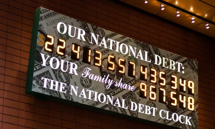 Đồng hồ hiển thị nợ công Mỹ ở Manhattan, New York (Mỹ). Ảnh: THE EPOCH TIMES