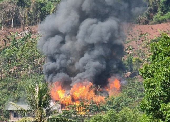 Căn nhà bốc cháy, cột khói bốc cao hàng chục mét.
