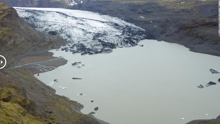Những bức ảnh này được chụp vào năm 2007 và năm 2016, cho thấy sông băng Sólheimajökull ở Iceland đang dần tan chảy. Trong 2 thập niên qua, tốc độ tan chảy của sông băng ước tính đã tăng gấp đôi do sự nóng lên toàn cầu. Ảnh: JAMES BALOG