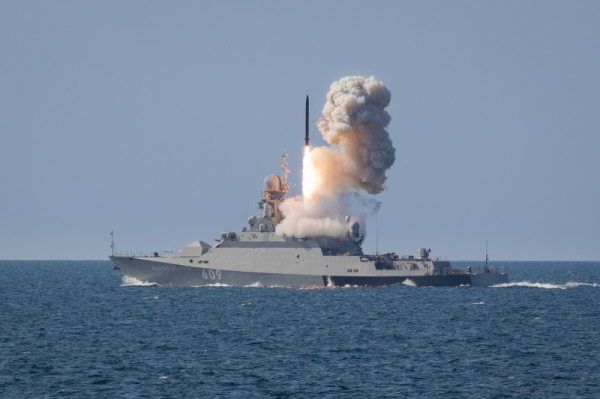 Tên lửa Kalibr được khai hỏa từ tàu chiến Nga. Ảnh: TASS