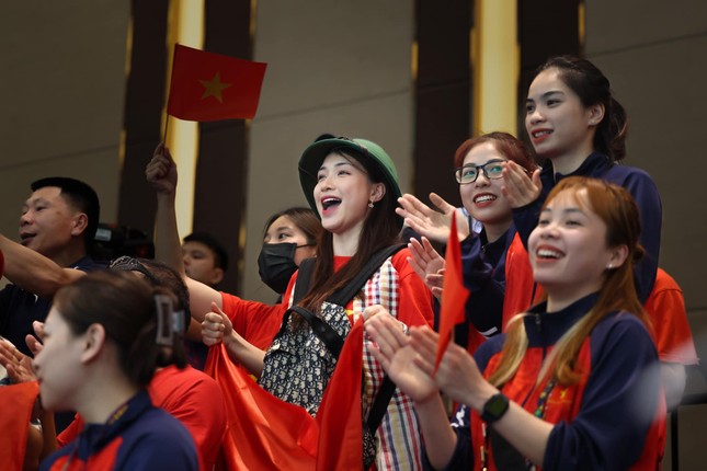 Hòa Minzy lên báo Indonesia vì đội mũ cối cổ vũ Việt Nam ở SEA Games 32 - 2