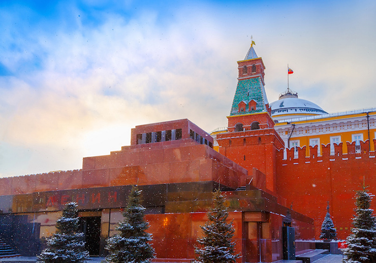 Lăng Lê Nin ở Moscow là nơi an nghỉ hiện tại của Vladimir Lenin. Thi hài của ông nằm trong lăng luôn được giữ ở nhiệt độ 16°C và ở độ ẩm 80 – 90%. Du khách không được phép chụp ảnh, quay phim cũng như nói chuyện và hút thuốc trong lăng mộ.
