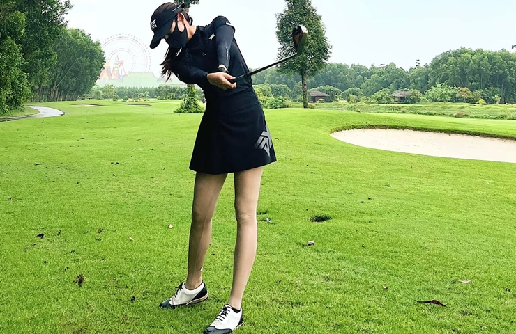 Với việc giữ dáng, Huyền My chọn chơi golf để đốt calo.&nbsp;Một tuần, cô thường dành 4 - 5 buổi cho bộ môn golf.


