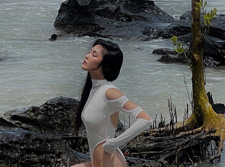 Cô từng góp mặt trong MV ca nhạc của ca sĩ Ngô Kiến Huy nên được công chúng gọi vui là &#34;bạn gái&#34;.&nbsp;
