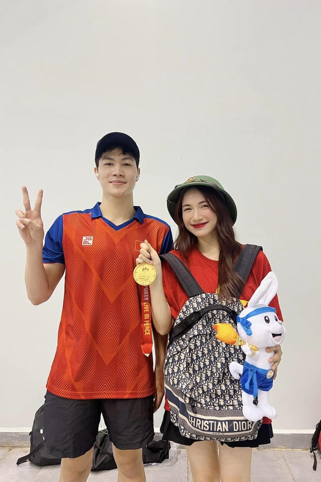 Hòa Minzy lên báo Indonesia vì đội mũ cối cổ vũ Việt Nam ở SEA Games 32 - 4