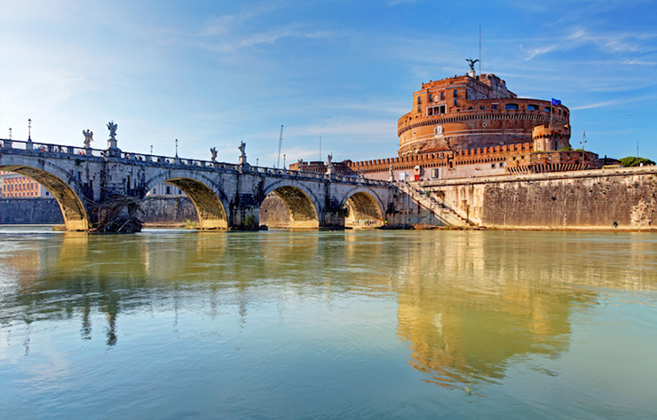 Lăng Hadrian, thường được gọi là Castel Sant'Angelo, là một tòa nhà hình trụ cao chót vót ở Rome. Tro cốt của Hadrian được đặt ở đây sau khi ông qua đời vào năm 138, cùng với tro cốt của người vợ. Sau đó, hài cốt của các vị hoàng đế kế vị cũng được đặt tại đây, di hài cuối cùng được ghi lại là Caracalla vào năm 217. Tòa nhà sau đó được sử dụng làm pháo đài và hiện là bảo tàng.
