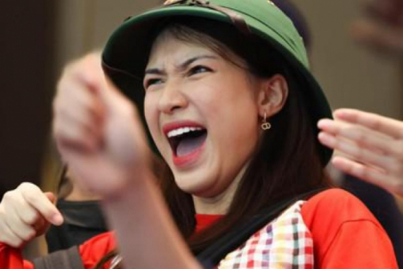 Hòa Minzy lên báo Indonesia vì đội mũ cối cổ vũ Việt Nam ở SEA Games 32