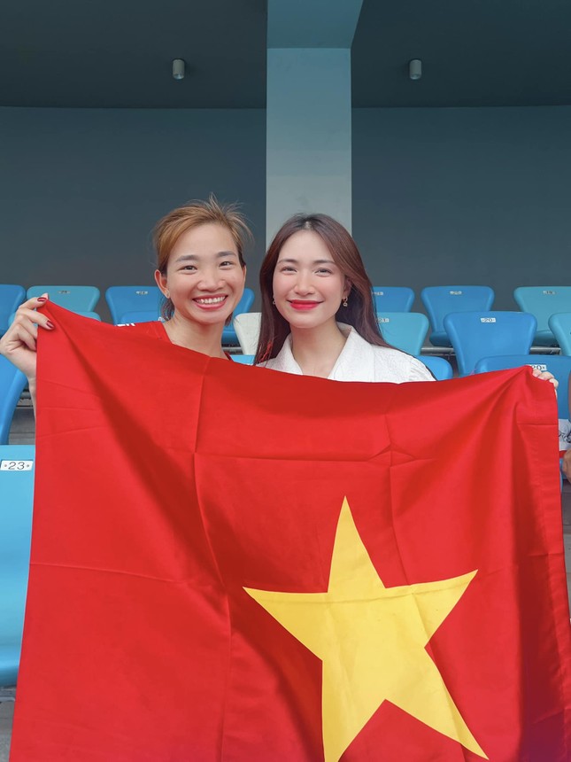 Hòa Minzy lên báo Indonesia vì đội mũ cối cổ vũ Việt Nam ở SEA Games 32 - 5