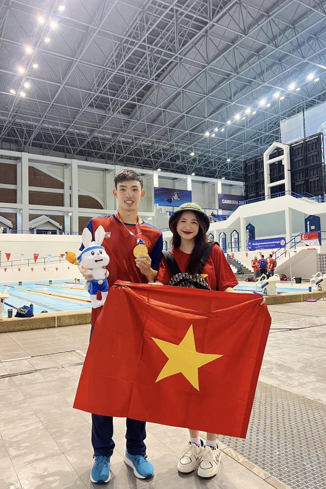 Hòa Minzy lên báo Indonesia vì đội mũ cối cổ vũ Việt Nam ở SEA Games 32 - 6