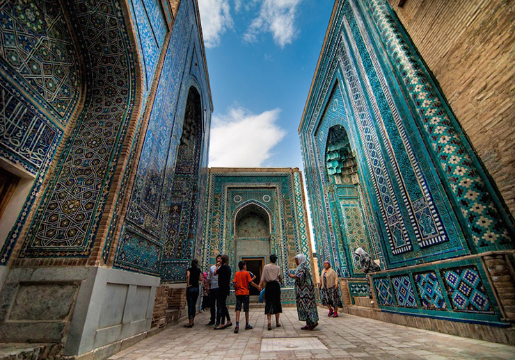 Shah-i-Zinda là một trong những lăng mộ nổi tiếng nhất của Trung Á, nằm ở phía đông bắc của Uzbekistan. Khu phức hợp Shah-i-Zinda bao gồm 3 cụm kiến trúc được kết nối bởi các lối đi. Một số tòa nhà được xây dựng từ thế kỷ 11 và 12 nhưng hầu hết đều có từ thế kỷ 14-15.
