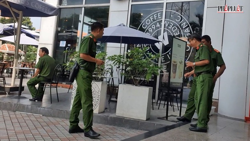 Đến trưa cùng ngày, công an vẫn đang túc trực bên dưới tòa nhà. Ảnh: NT