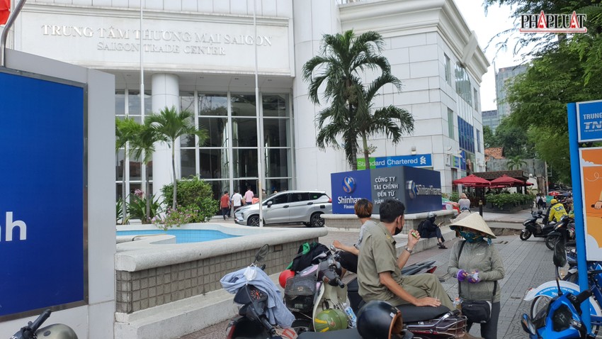 Các bảo vệ dân phố cũng được huy động đến khu vực làm nhiệm vụ. Ảnh: N.T