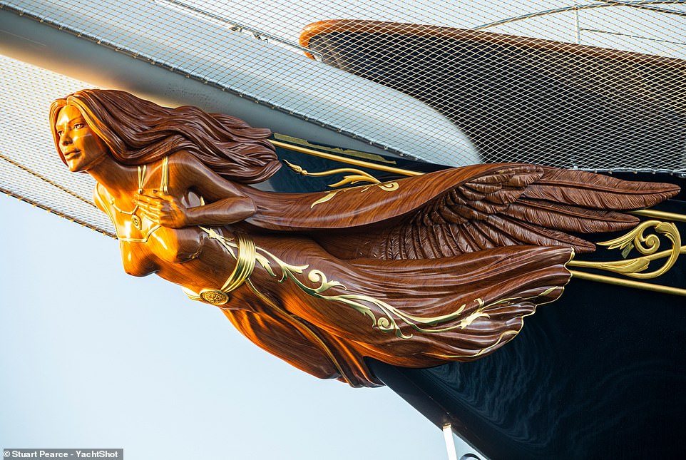 Tượng nữ thần trên siêu du thuyền của tỷ phú Bezos giống hệt bạn gái 