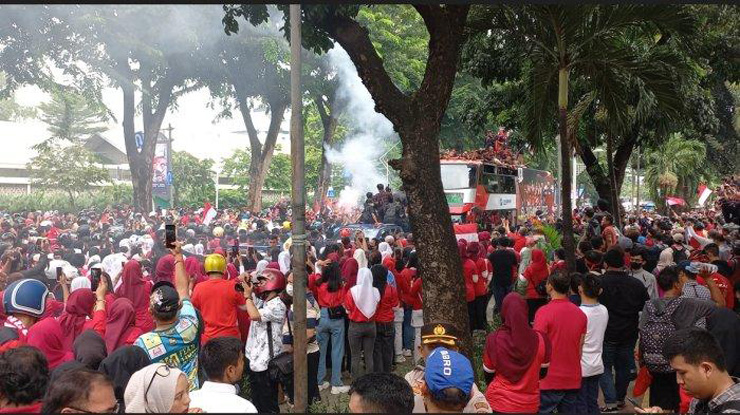 U22 Indonesia diễu hành mừng HCV SEA Games: Hoành tráng nhất lịch sử, triệu fan chia vui - 4