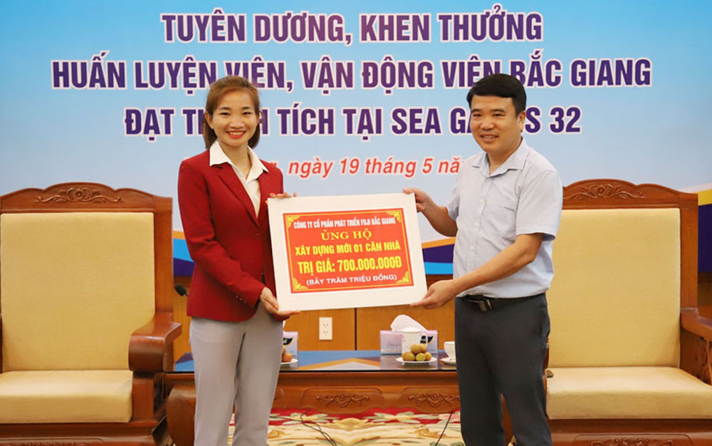 VĐV Nguyễn Thị Oanh được thưởng lớn và nhận bằng khen ở quê nhà Bắc Giang - 1