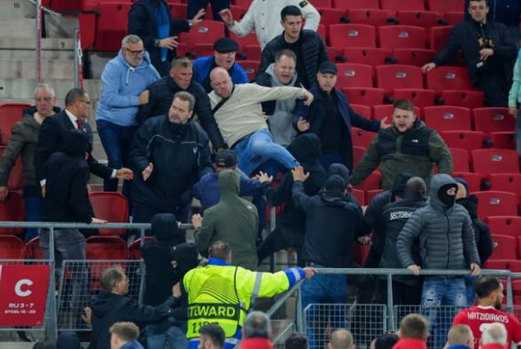 Nhiều fan cuồng AZ Alkmaar tấn công các CĐV và người nhà cầu thủ đội khách West Ham trên khán đài