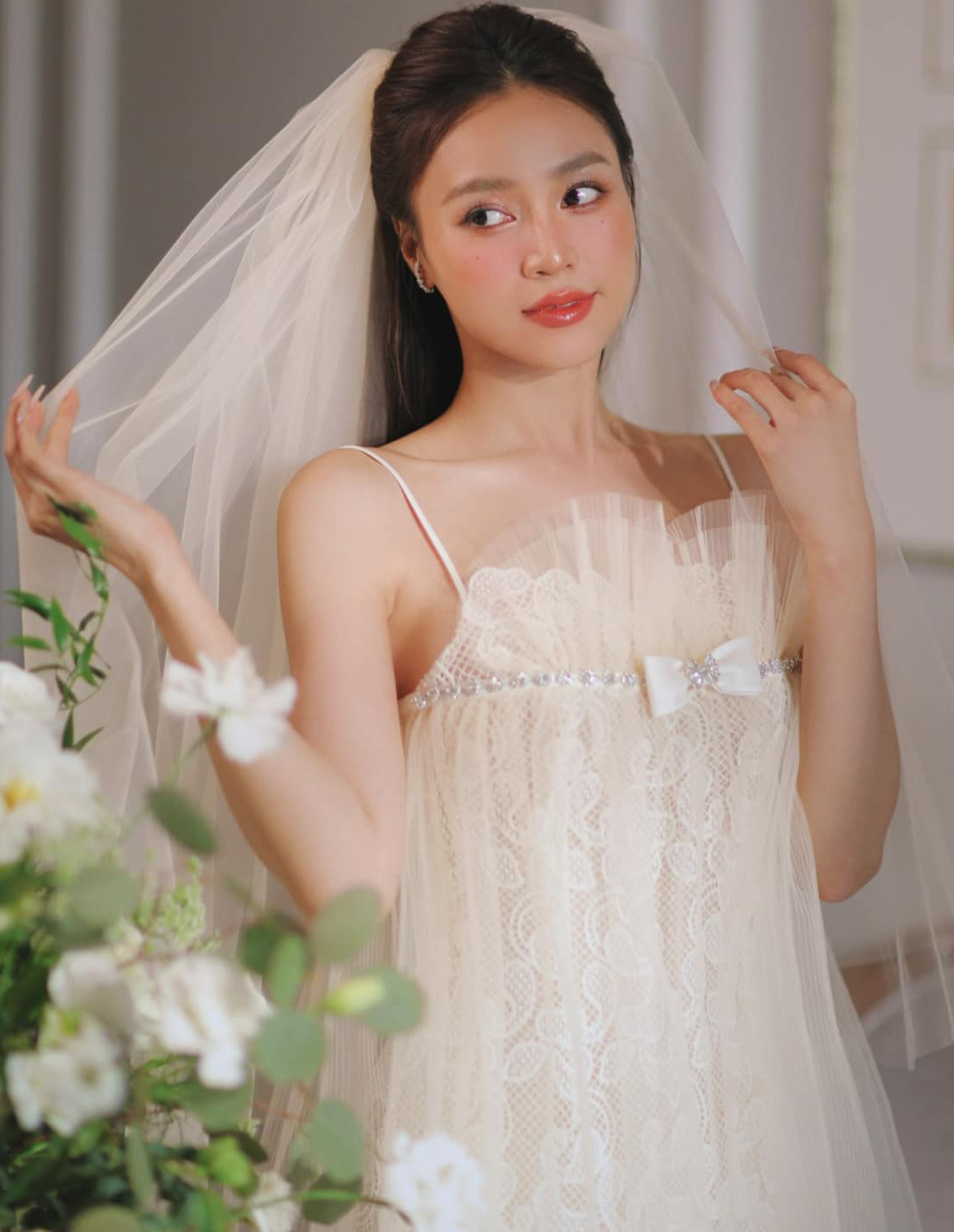 Ninh Dương Lan Ngọc mặc váy cưới khiến nhiều người bất ngờ - 1