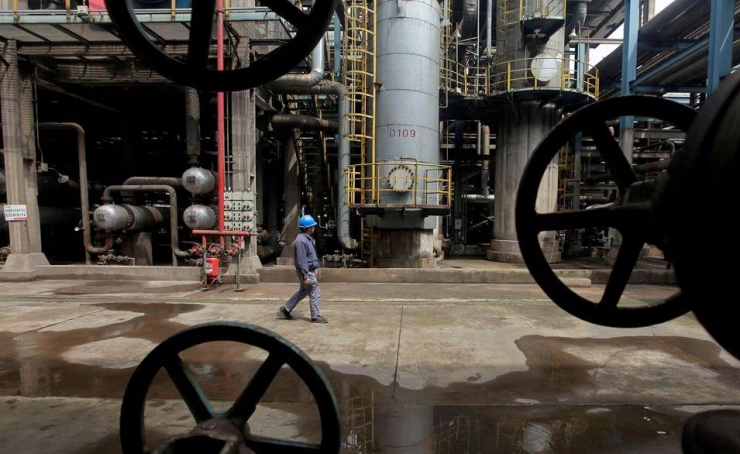 Một nhà máy lọc dầu ở Vũ Hán - Trung Quốc - Ảnh: REUTERS