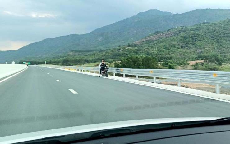 Xe máy vô tư chạy trên cao tốc Nha Trang – Cam Lâm - 2
