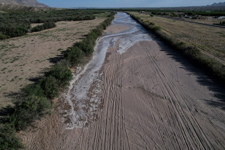 Dòng sông Rio Grande khô nước từ đập Elephant Butte được xả vào sông Rio Grande khô cạn ở bang New Mexico - Mỹ hôm 13-5 Ảnh: REUTERS