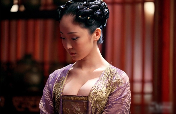 Những bộ phim cổ trang Trung Quốc cũng nhận về nhiều bình luận trái chiều của dân mạng vì để diễn viên mặc những chiếc áo có thiết kế như "bức tử" vòng 1.