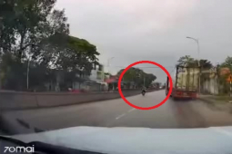 Tin tức trong ngày - Clip: Tài xế lái xe container "drift" như trong phim, 2 người thoát đại họa