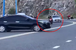 Xe máy - Xe đạp - Clip: Xe máy phanh "cháy lốp" đâm ngang đầu ô tô trên đèo