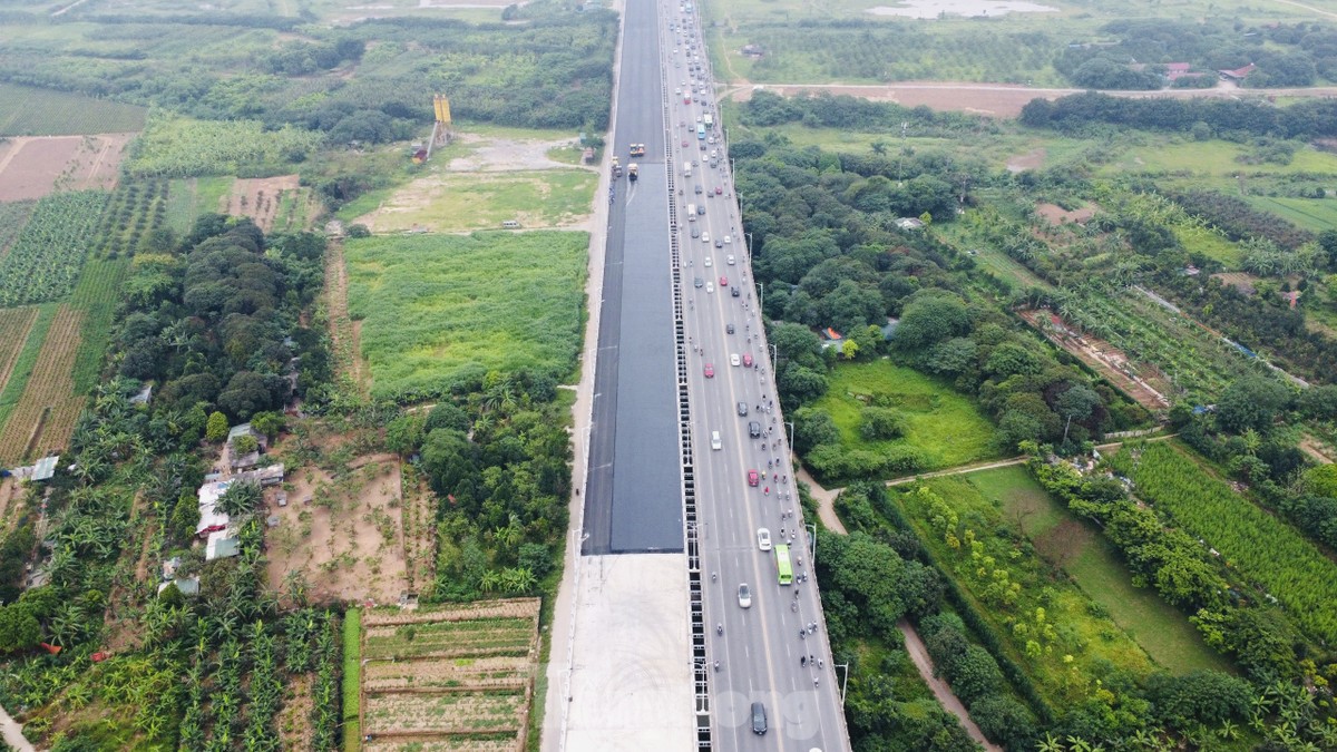 Hàng trăm công nhân đội nắng, trải thảm nhựa thi công cầu Vĩnh Tuy giai đoạn 2 - 7