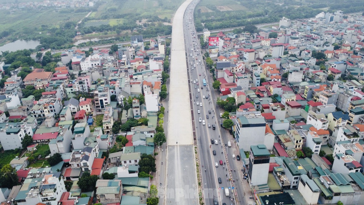 Hàng trăm công nhân đội nắng, trải thảm nhựa thi công cầu Vĩnh Tuy giai đoạn 2 - 9