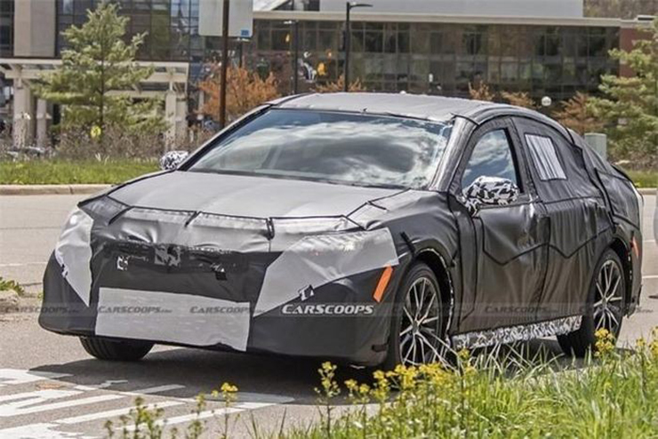 Toyota Camry thế hệ mới ngụy trang chạy thử trên phố - 1