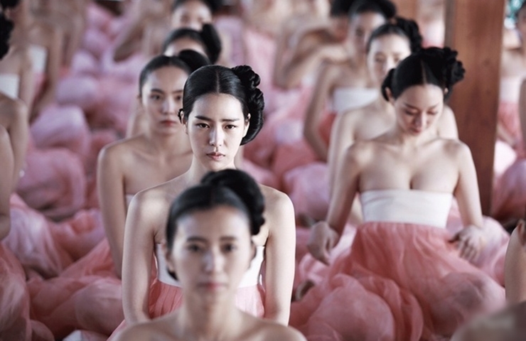 Thiết kế này ôm sát vòng một của nữ diễn viên không những gây phản cảm mà còn gây khó chịu khi mặc.&nbsp;
