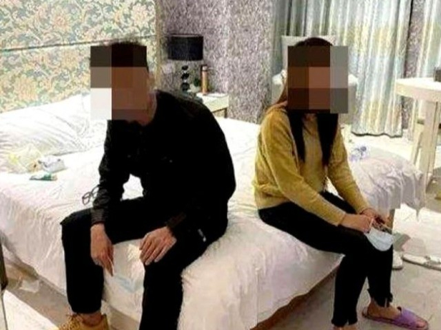 Bạn trẻ - Cuộc sống - Đang "yêu" trong khách sạn thì người đàn ông lạ bước vào, cặp đôi tá hỏa, ngượng ngùng