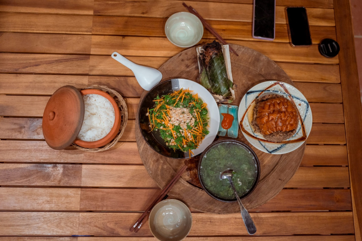 Thưởng thức món ăn ngon.