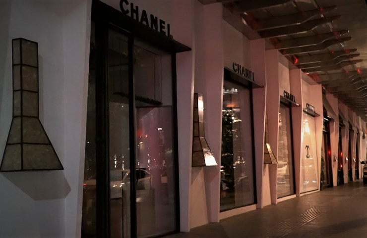 Gần 100% bảng hiệu quảng cáo ở khu trung tâm TP HCM "sập cầu giao" sau 22 giờ - 1