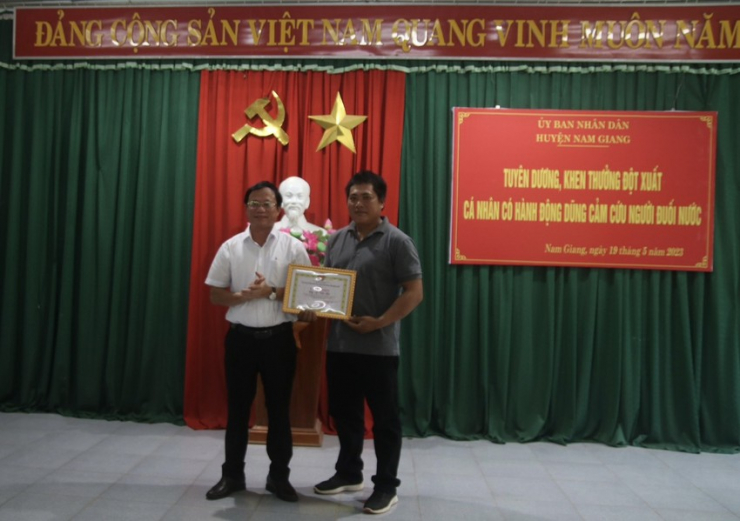 UBND huyện Nam Giang tổ chức tuyên dương, khen thưởng đột xuất đối với anh Hội vì đã có hành động dũng cảm cứu người đuối nước. Ảnh: TT