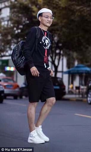 Cụ ông có gu ăn mặc trẻ trung. Ảnh: Daily Mail