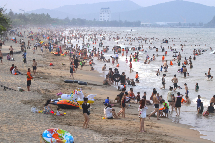 Nắng nóng khốc liệt, hàng vạn người đổ về biển Cửa Lò - 1