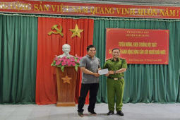 Tin tức trong ngày - Sự thật clip “cứu 4 mạng người được tặng 2 nón bảo hiểm” gây bão tiktok