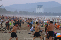 Tin tức trong ngày - Nắng nóng khốc liệt, hàng vạn người đổ về biển Cửa Lò