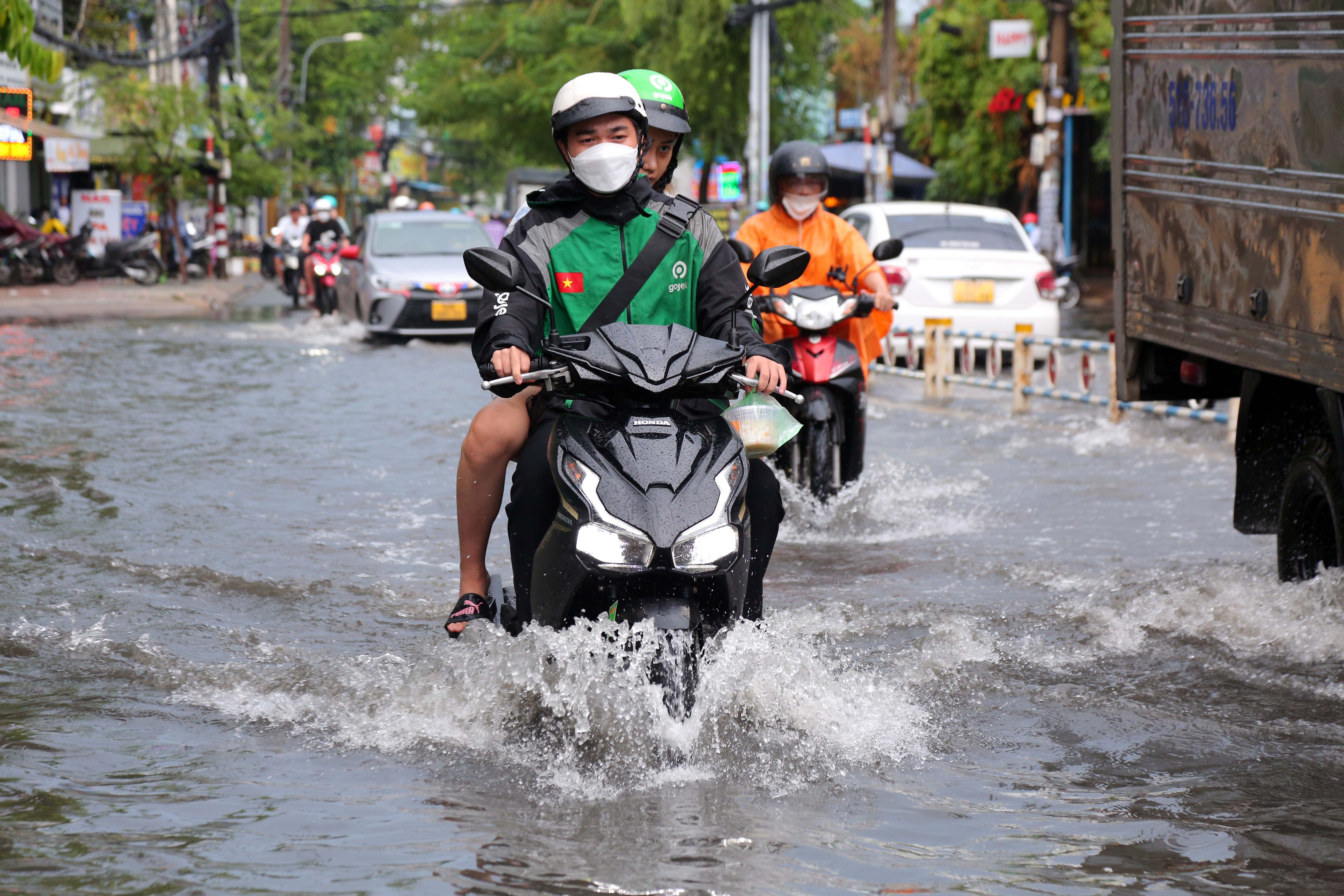 Mưa lớn sau chuỗi ngày nắng nóng, người dân TP.HCM lại bì bõm lội nước vì đường ngập - 3