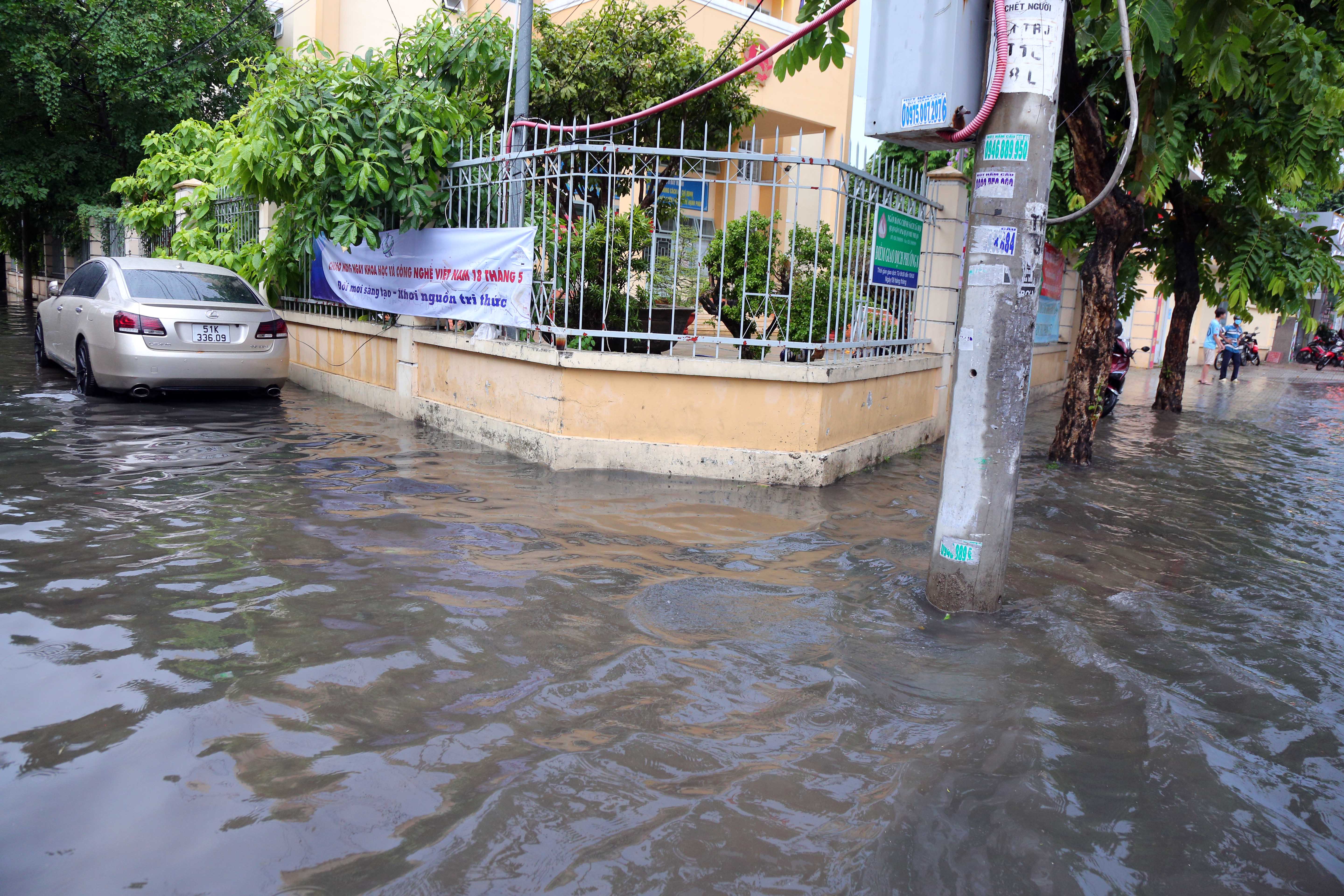 Mưa lớn sau chuỗi ngày nắng nóng, người dân TP.HCM lại bì bõm lội nước vì đường ngập - 7