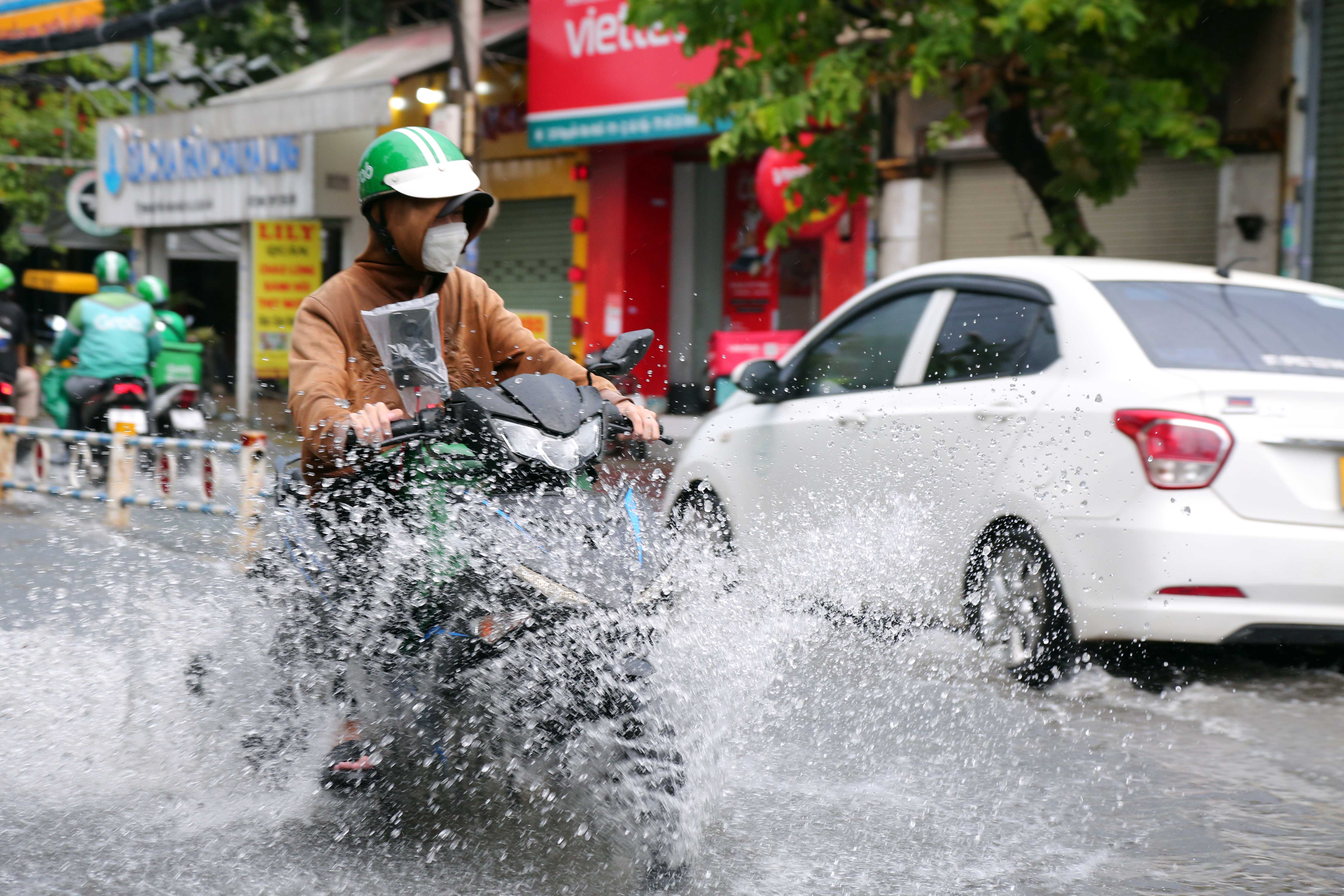 Mưa lớn sau chuỗi ngày nắng nóng, người dân TP.HCM lại bì bõm lội nước vì đường ngập - 9