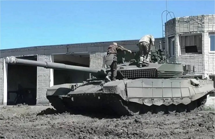 Các thành viên của tập đoàn Wagner huấn luyện thực địa với xe tăng chiến đấu chủ lực T-90M do Nga sản xuất.