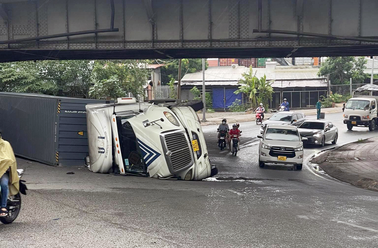Hiện trường xe container lật dưới đường dẫn gầm cầu Đồng Nai trưa 21/5