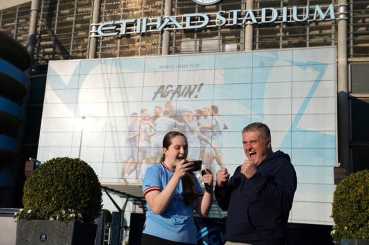 Nhiều fan Man City đã tụ tập ở ngoài sân Etihad chờ kết quả trận Nottingham Forest - Arsenal, và Nottingham thắng giúp Man City chính thức vô địch Premier League