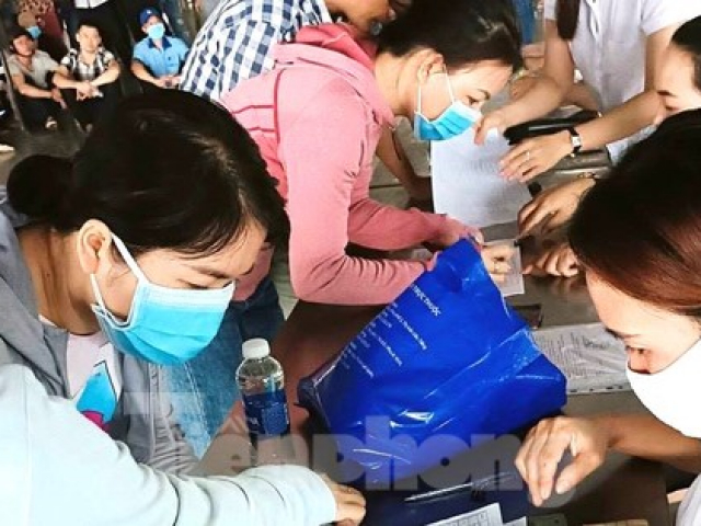 Kinh doanh - Hàng trăm công nhân xếp hàng nhận tiền... thất nghiệp