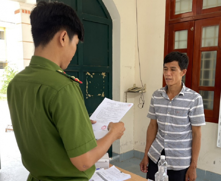 Nguyễn Văn Cảnh đang nghe đọc lệnh tạm giam