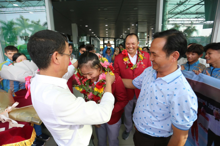 Vận động viên Lê Thị Nhi được chào đón nồng nhiệt ngay từ sân bay