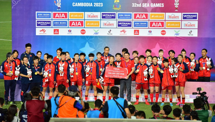 Các tuyển thủ nữ Việt Nam nhận thưởng hơn 6 tỉ đồng sau khi vô địch SEA Games 32. Ảnh: ANH PHƯƠNG